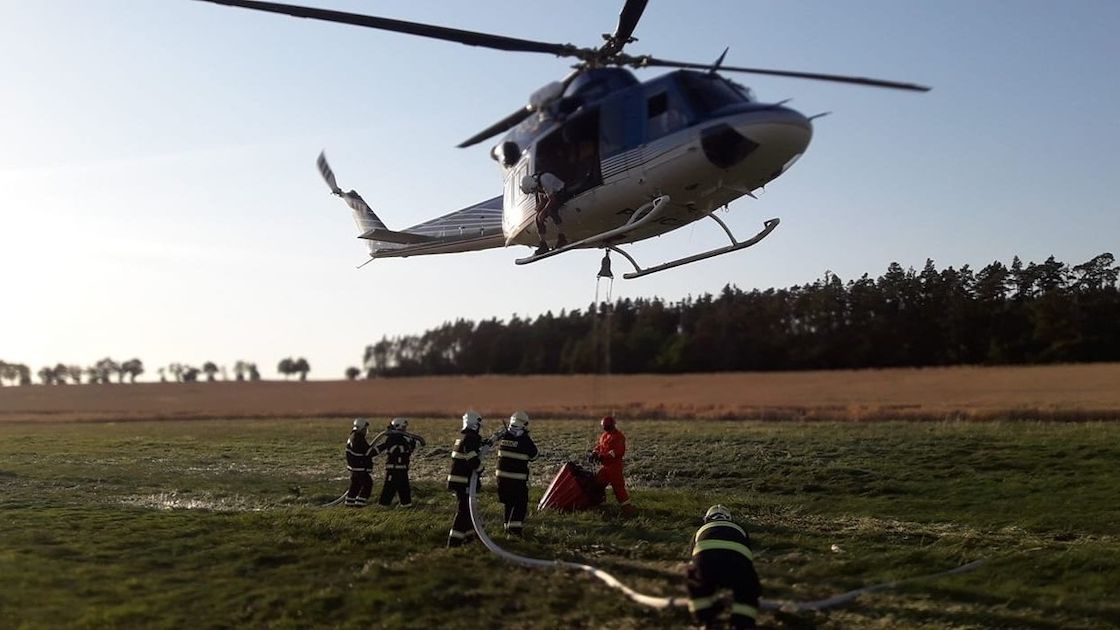 Na Domažlicku hoří les, hasiči museli nasadit vrtulník